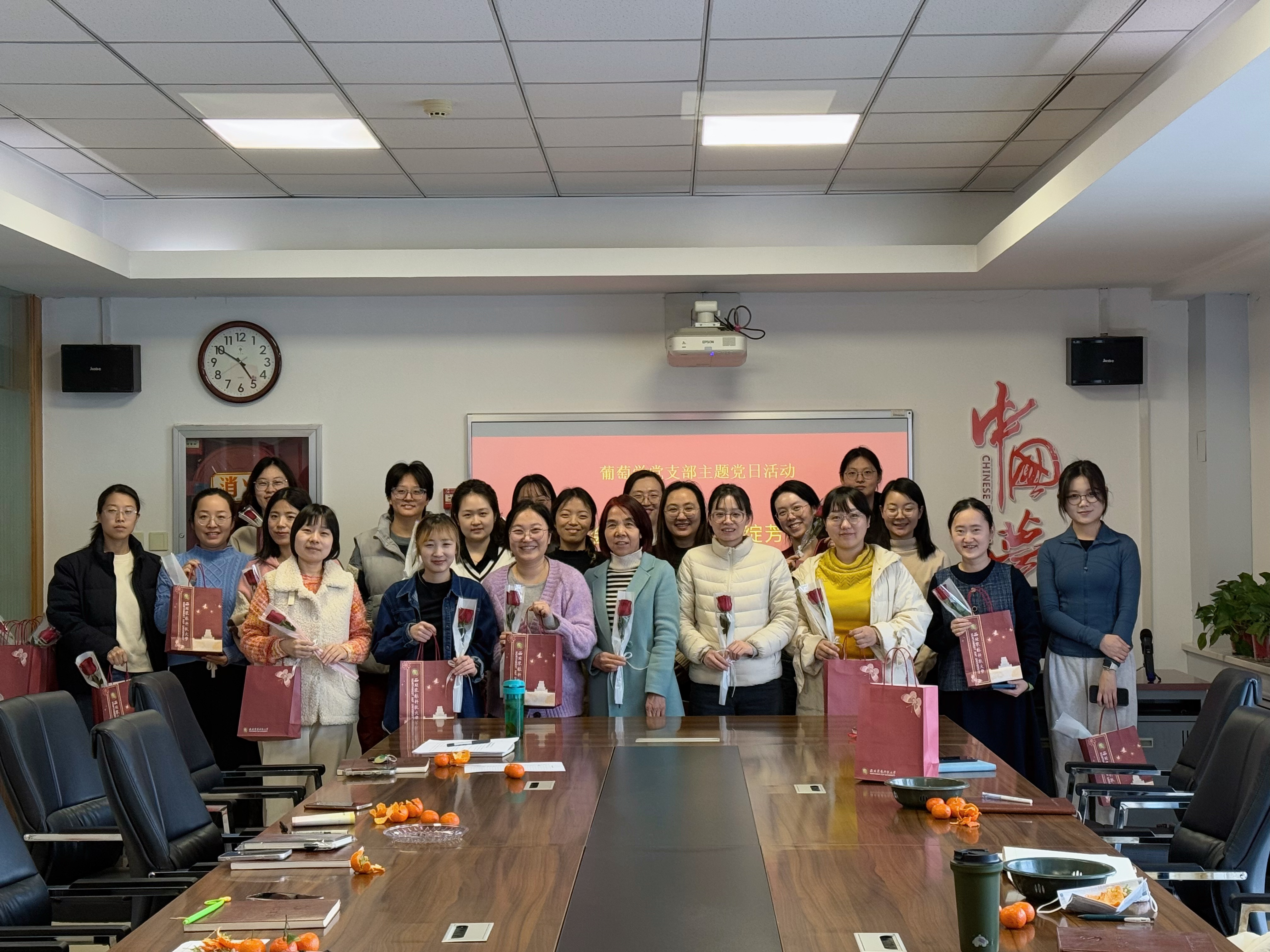 庆三八节送祝福.jpg
